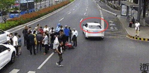 吃瓜群众自己车被撞,吃瓜群众亲历惊魂一幕