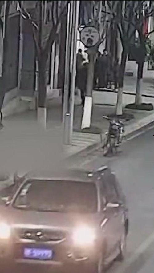 男子醉驾装吃瓜群众,警方火眼金睛识破真相